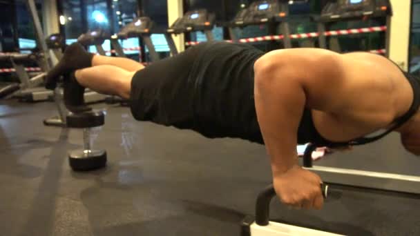 Portrait Musclé Asiatique Homme Formation Dans Salle Gym Exercice Poids — Video