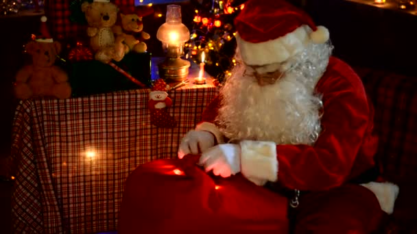 Papai Noel Aberto Saco Vermelho Para Olhar Conceito Feliz Natal — Vídeo de Stock
