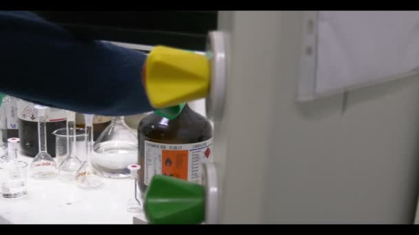 研究室で働く科学者の終わりです — ストック動画