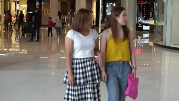 Жіночі Друзі Йдуть Біля Торгового Центру Концепція Покупок — стокове відео