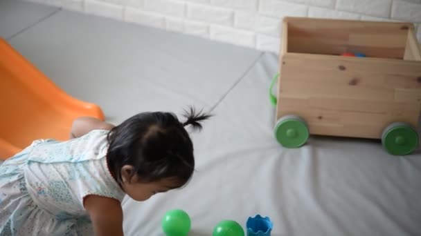 可爱的亚洲小女孩在儿童房玩耍 — 图库视频影像