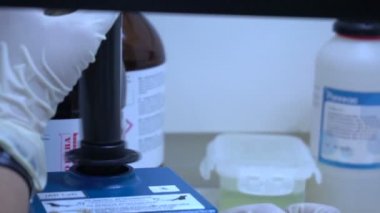 erkek bilim adamı laboratuarda çalışıyor.