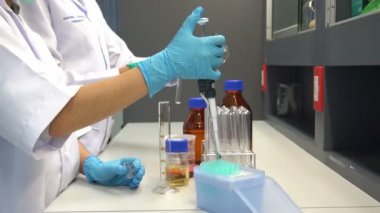 Laboratuvarda çalışan kadın bilim adamı.