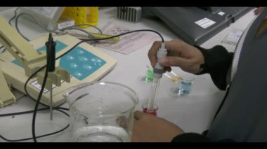 Laboratuvarda çalışan kadın bilim adamı.