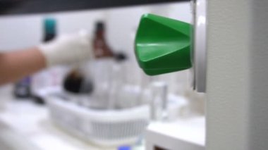 Laboratuvarda çalışan kadın bilim adamı.