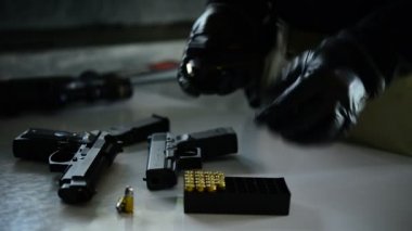 Karanlık odada polisin silah montajına yaklaş.