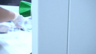 erkek bilim adamı laboratuarda çalışıyor.