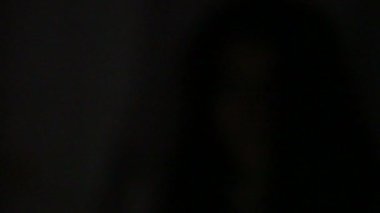 Asyalı kadın portresi kanla, korku sahnesiyle, korkunç geçmişiyle, Cadılar Bayramı posteriyle, Taylandlı insanlarla dolu.