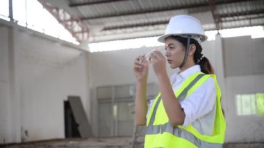 Kadın mühendis hangarı kontrol ediyor, iş için yeni konum  