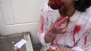 Asyalı kadın portresi kanla, korku sahnesiyle, arkaplanla hayalet yüzü.