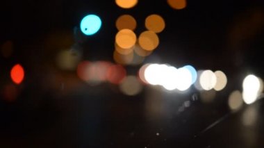 Arka planda bulanık şehir ışıkları var. 