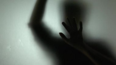 Erkek siluetinin kapağını kapat.  