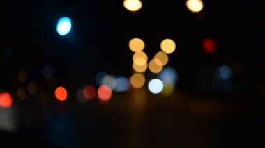 Arka planda bulanık şehir ışıkları var. 