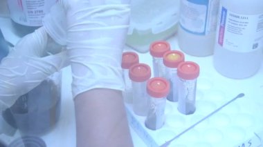 erkek bilim adamı laboratuarda çalışıyor.