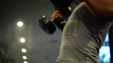 Spor salonundaki kaslı Asyalı adamın portresi vücut ağırlığı egzersizi.