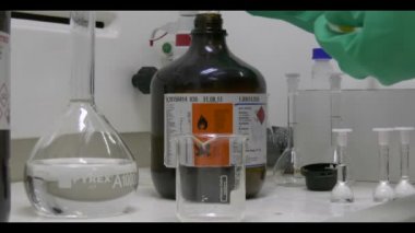 Laboratuvarda çalışan bilimadamlarına yakın çekim