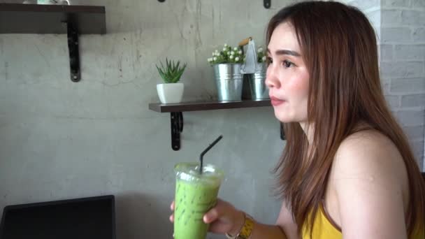 Jeune Asiatique Femme Potable Smoothie Dans Café — Video