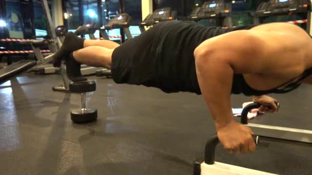 Spor Salonundaki Kaslı Asyalı Adamın Portresi Vücut Ağırlığı Egzersizi — Stok video