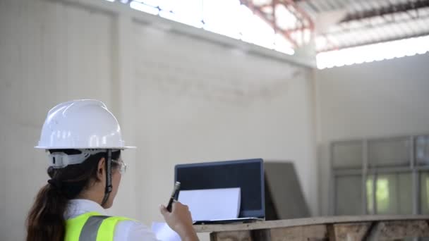 Kobieta Inżynier Robi Notatki Podczas Sprawdzania Hangaru Nowa Lokalizacja Dla — Wideo stockowe