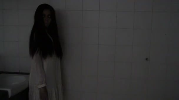 Porträtt Asiatisk Kvinna Utgör Spöke Ansikte Med Blod Skräckscen Skrämmande — Stockvideo