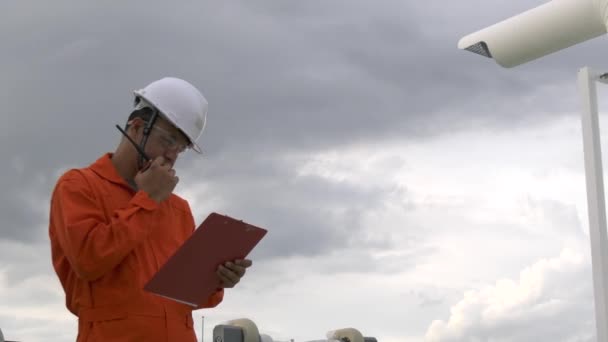 Männlicher Ingenieur Inspektor Mit Klemmbrett Kontrollausrüstung Auf Dem Dach Der — Stockvideo