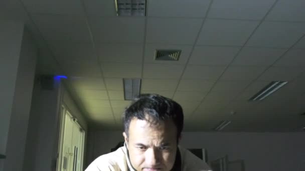 Erkek Mahkum Karakolda Sorgu Odasında Oturuyor — Stok video