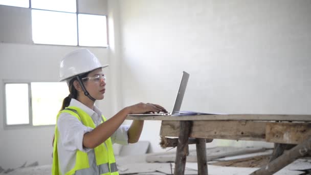 Engenheiro Feminino Digitando Laptop Enquanto Verifica Hangar Novo Local Para — Vídeo de Stock