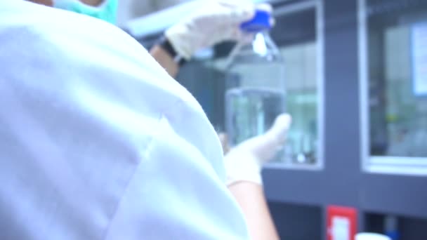 Laboratuvarda Çalışan Kadın Bilim Adamı — Stok video