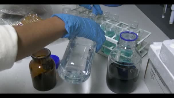 Científica Femenina Trabajando Laboratorio — Vídeo de stock