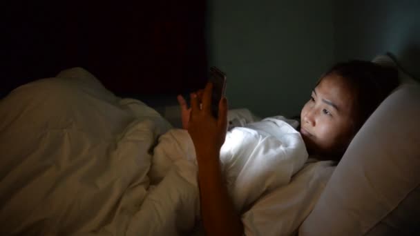 Asiatico Donna Giocare Gioco Smartphone Letto Notte — Video Stock