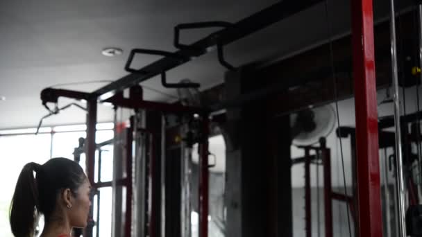 Ασιατική Αθλητική Προπόνηση Γυναίκα Στο Γυμναστήριο Προπόνηση Βίντεο — Αρχείο Βίντεο