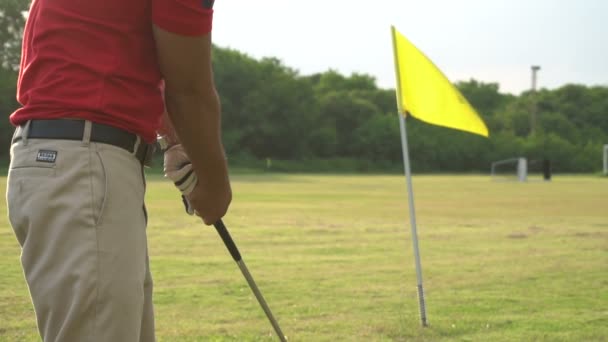 Golfista Masculino Jugando Golf Campo Herboso — Vídeos de Stock
