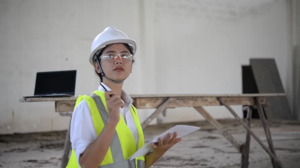 Engenheiro Feminino Fazendo Anotações Verificar Hangar Novo Local Para Negócios — Vídeo de Stock