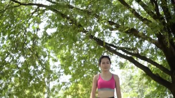 Νεαρή Ασιάτισσα Που Κάνει Ασκήσεις Στο Πάρκο Την Ημέρα — Αρχείο Βίντεο