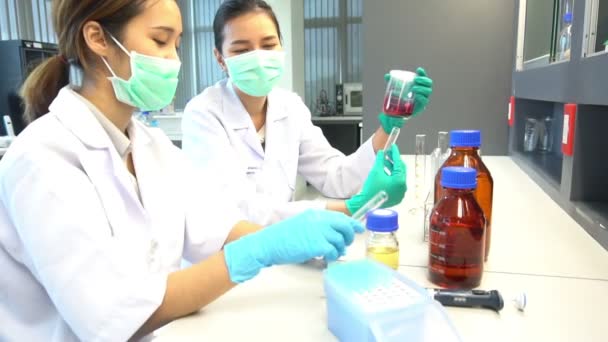 Câmera Lenta Duas Mulheres Asiáticas Cientistas Fazendo Testes Laboratório Farmacêutico — Vídeo de Stock