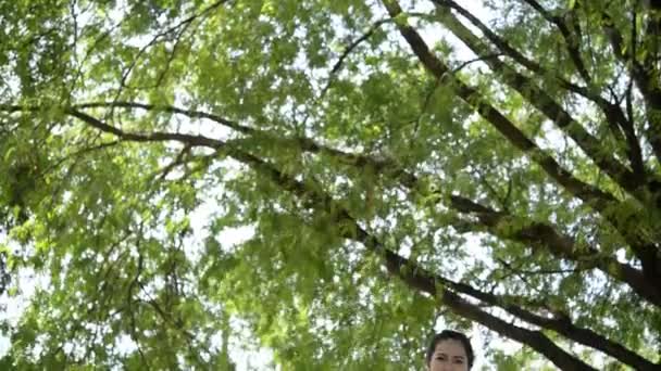 Joven Mujer Asiática Haciendo Ejercicios Parque Durante Día — Vídeo de stock