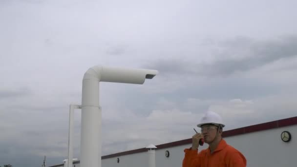 Inspector Ingeniería Masculino Con Equipo Control Portapapeles Techo Planta Hablando — Vídeo de stock