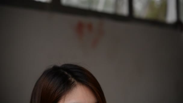 Азиатская Женщина Наркоманией Вводит Героиновые Вены — стоковое видео