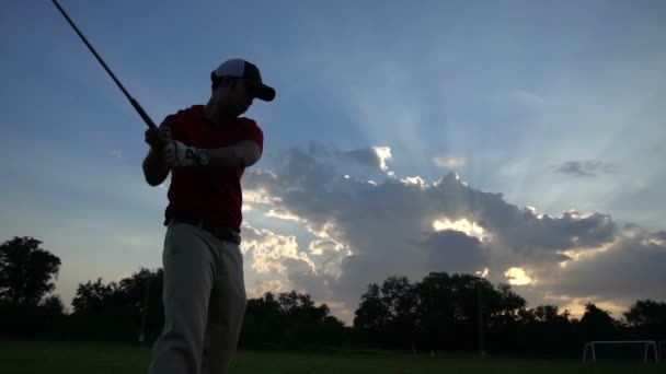 Male Golfer Playing Golf Grassy Field — Stockvideo
