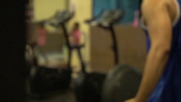 근육질의 아시아 남자가 운동을 — 비디오