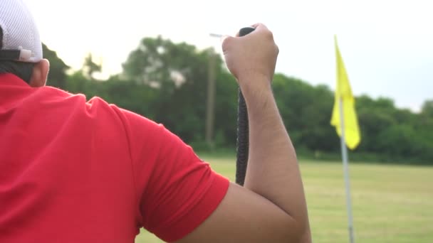 Αρσενικό Golfer Παίζει Γκολφ Στο Γρασίδι Τομέα — Αρχείο Βίντεο