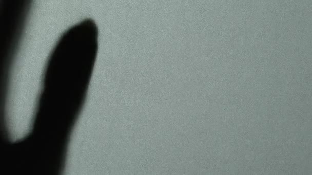 Κοντινό Πλάνο Της Ανδρικής Σιλουέτας Πίσω Από Ματ Γυαλί — Αρχείο Βίντεο