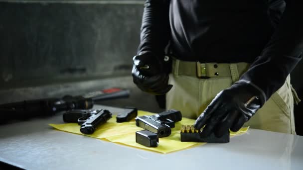暗室で銃を組み立てる警官のクローズアップ — ストック動画