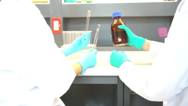 Αργή Κίνηση Δύο Ασιατών Επιστημόνων Που Κάνουν Δοκιμές Φαρμακευτικό Εργαστήριο — Αρχείο Βίντεο