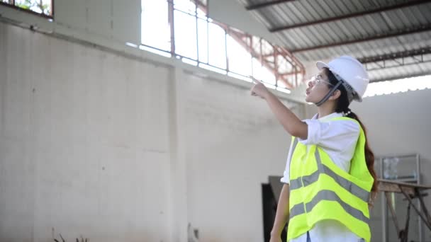 Kvinnlig Ingenjör Kontroll Hangar Plats För Företag — Stockvideo