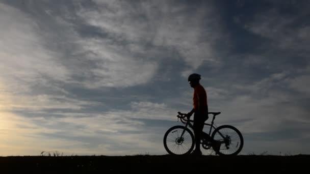 Silhuett Man Ridning Cykel Vid Solnedgången — Stockvideo