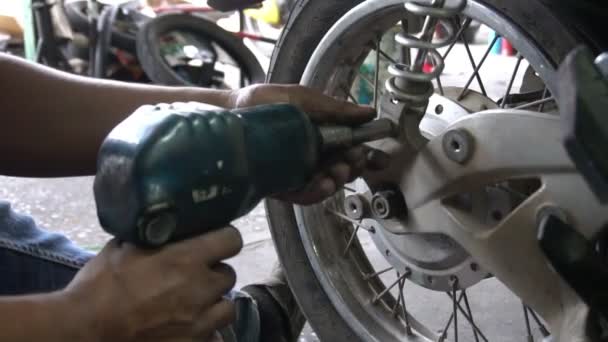 男子近身修理摩托车 — 图库视频影像