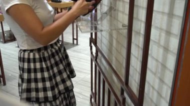 Alışveriş merkezinde ayakkabı seçen kadın, alışveriş konsepti