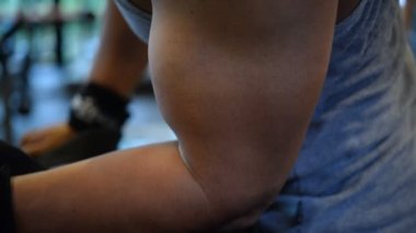 Spor salonundaki kaslı Asyalı adamın portresi vücut ağırlığı egzersizi.