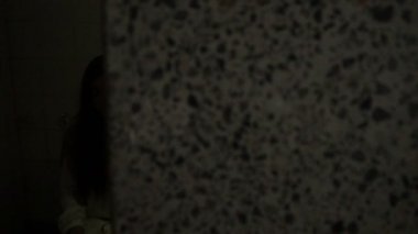 Asyalı kadın portresi kanla, korku sahnesiyle, korkunç geçmişiyle, Cadılar Bayramı posteriyle, Taylandlı insanlarla dolu.